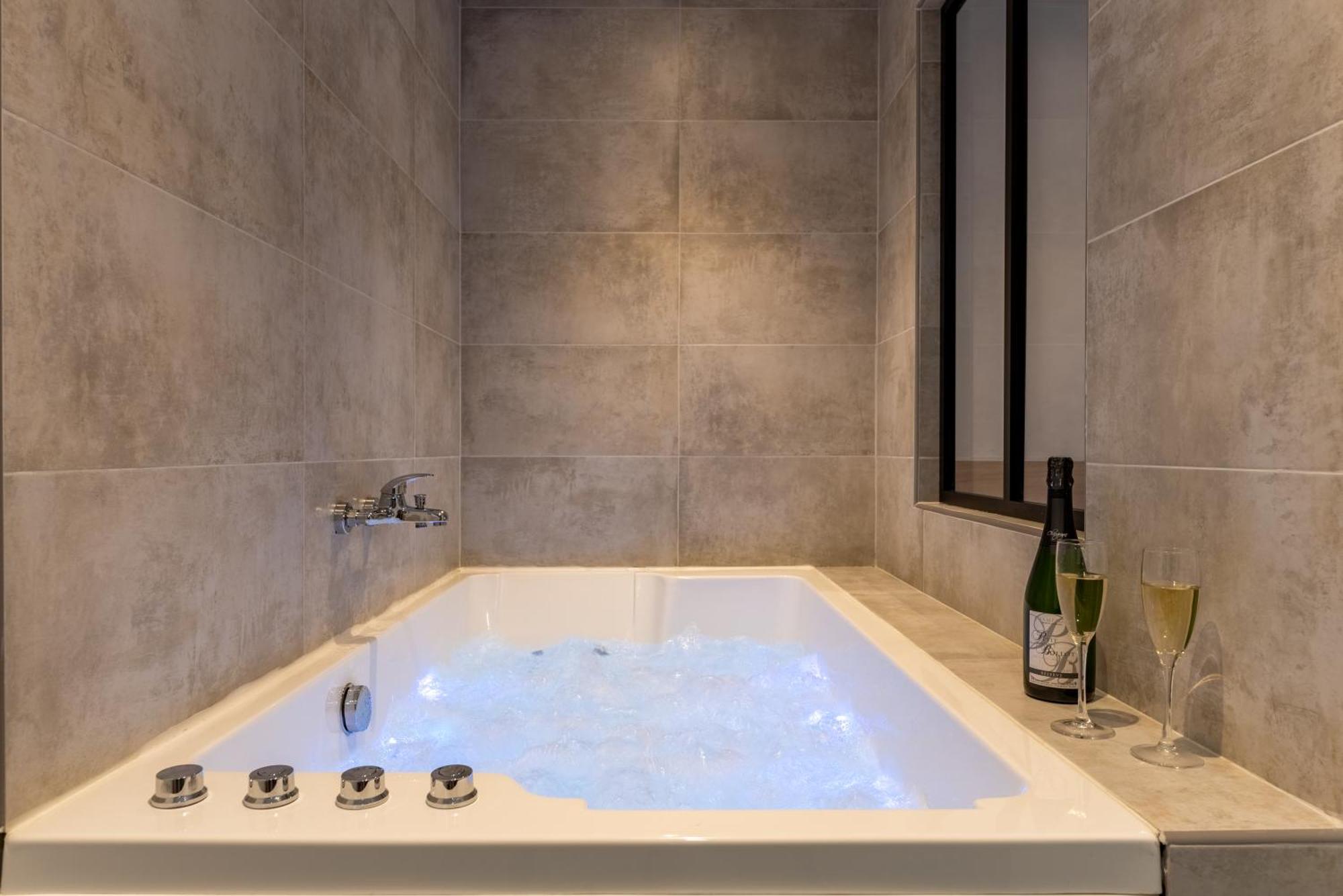 Le Fruit Defendu "Love Room" Jacuzzi Centre Ville Ruan Exterior foto