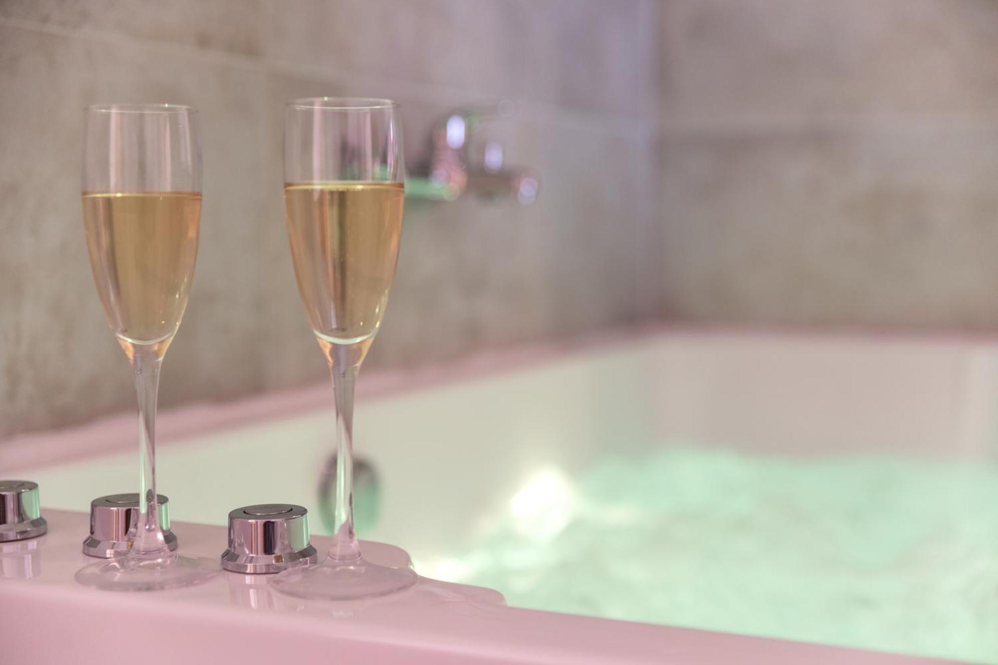 Le Fruit Defendu "Love Room" Jacuzzi Centre Ville Ruan Exterior foto